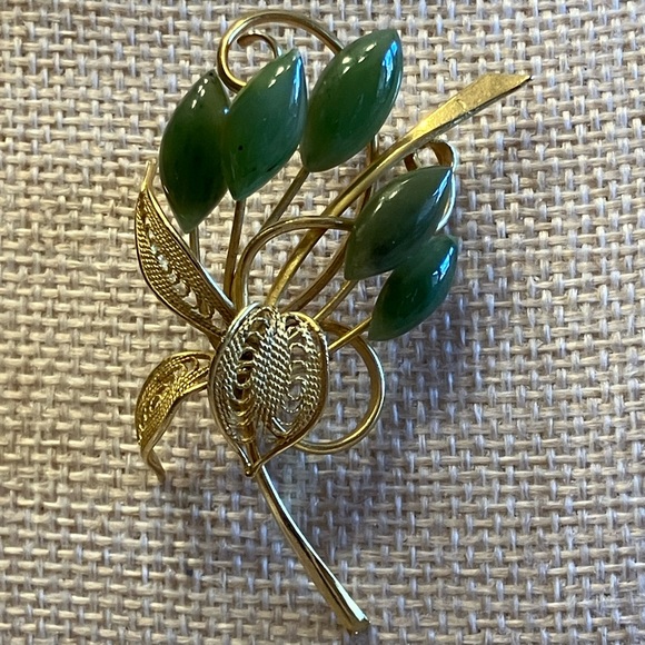 Jewelry - JADE FLOWER BROOCH 2 1/4” GOLD TONE